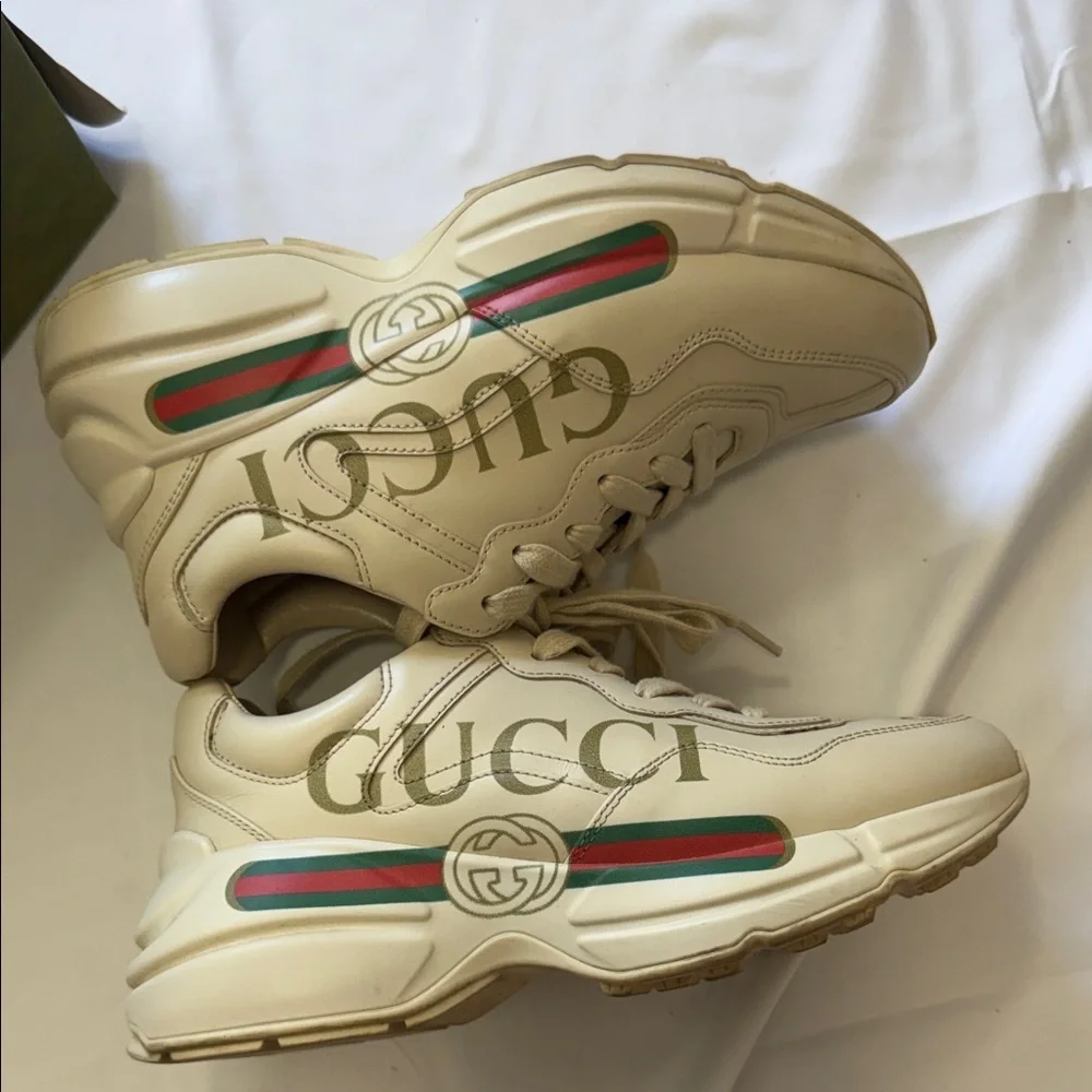 Gucci
Rhyton Gucci Logo Leather Sneaker - Picture 3 of 10